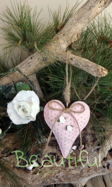 Μπομπονιέρες Βάπτισης. Μπομπονιέρα βάπτισης κορίτσι, μεταλλική καρδιά ροζ με φιογκάκι από λινάτσα και υφασμάτινα λουλουδάκια χειροποίητο.