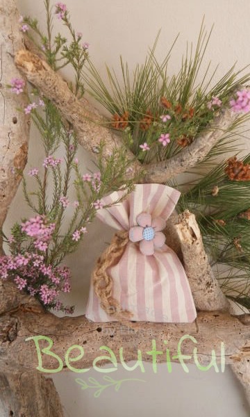 Μπομπονιέρα Βάπτισης. Μπομπονιέρα βάπτισης κορίτσι, πουγκί ριγέ μπεζ – ροζ με υφασμάτινο λουλούδι και δέσιμο από λινάτσα χειροποίητο.