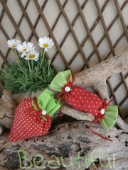 Μπομπονίερες κορίτσι. Μπομπονιέρα βάπτισης κορίτσι πουγκί, φράουλα και καραμέλα με κορδελίτσες και σατέν λουλουδάκια χειροποίητο.