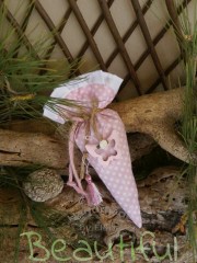 Μπομπονιέρες ιδιαίτερες. Μπομπονιέρα βάπτισης κορίτσι πουγκί, τρίγωνο πουά ροζ με μεταλλική πεταλούδα ροζ, κορδόνια από λινάτσα, φούντα και σατέν λουλουδάκι χειροποίητο.