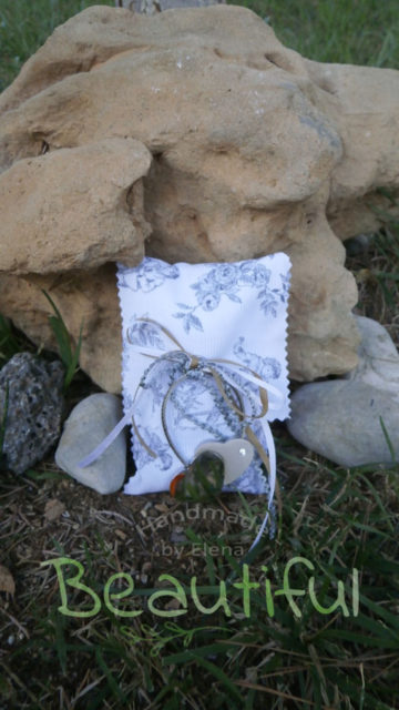 Μπομπονιέρα Γάμου, πουγκί γκρί floral με μπρελόκ καρδιά διπλή μαγνήτης, χειροποίητο.
